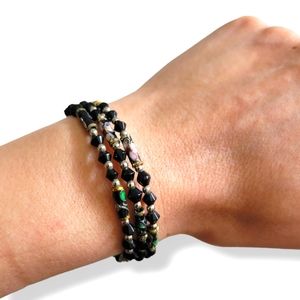 EUC Pretty Black Onyx Floral Glass Bead Wire Wrap Bracelet